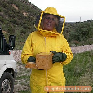 Marusela Garc&iacute;a con la caja de terapia de veneno de abeja HD